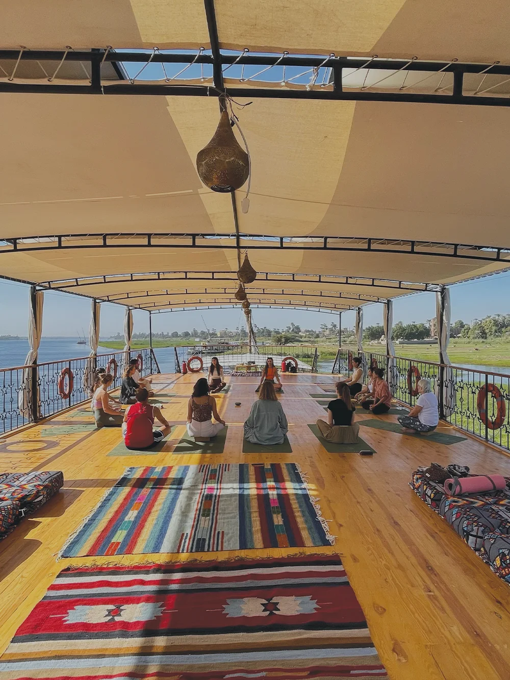 yoga hor boat